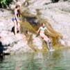 Kinder baden im Bergbach